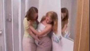 maman et sa fille  a la salle de bain chaud